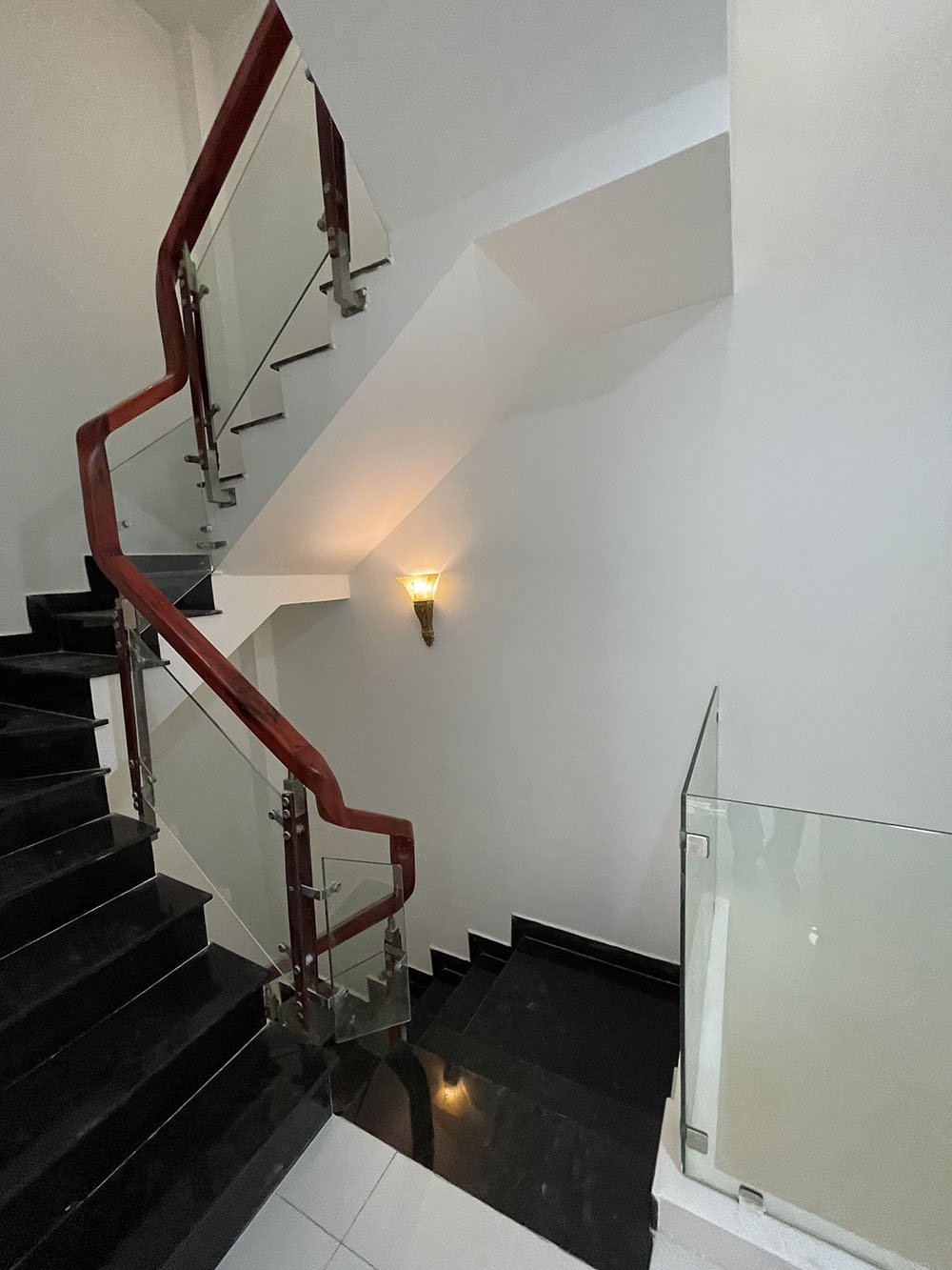 Chính chủ cho thuê nhà 3 lầu thiết kế cổ điển hẻm ôtô 7 chỗ 482/69K Lê Quang Định